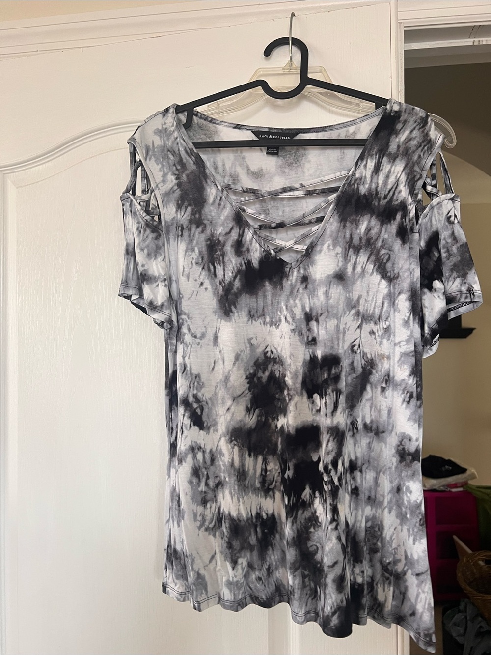 Rock & Republic Black and White Tie-Dye Cold-Shoulder V-Neck Top